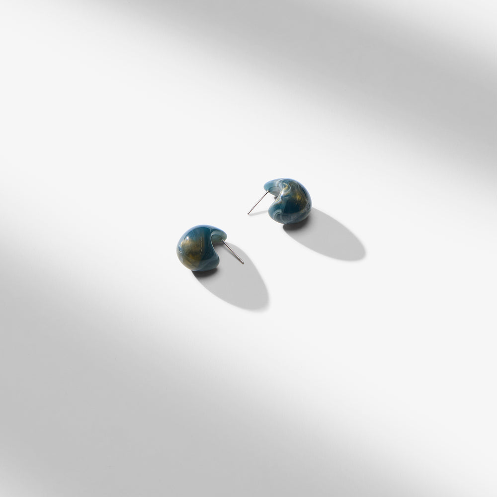 packshot image of the reese earring in ocean