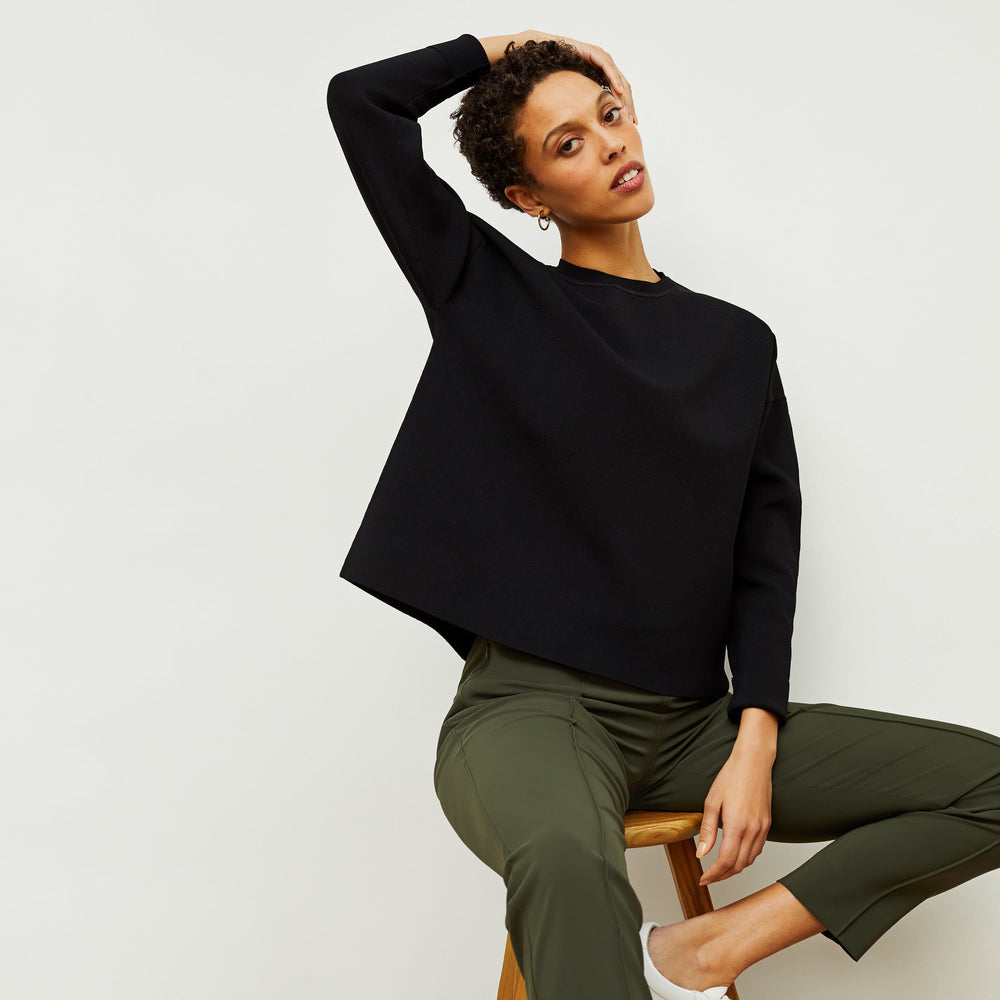 Front image of a woman standing wearing the Para pullover in Black