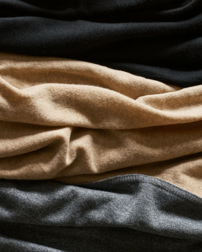 Petite Plume Cashmere Wrap in Black