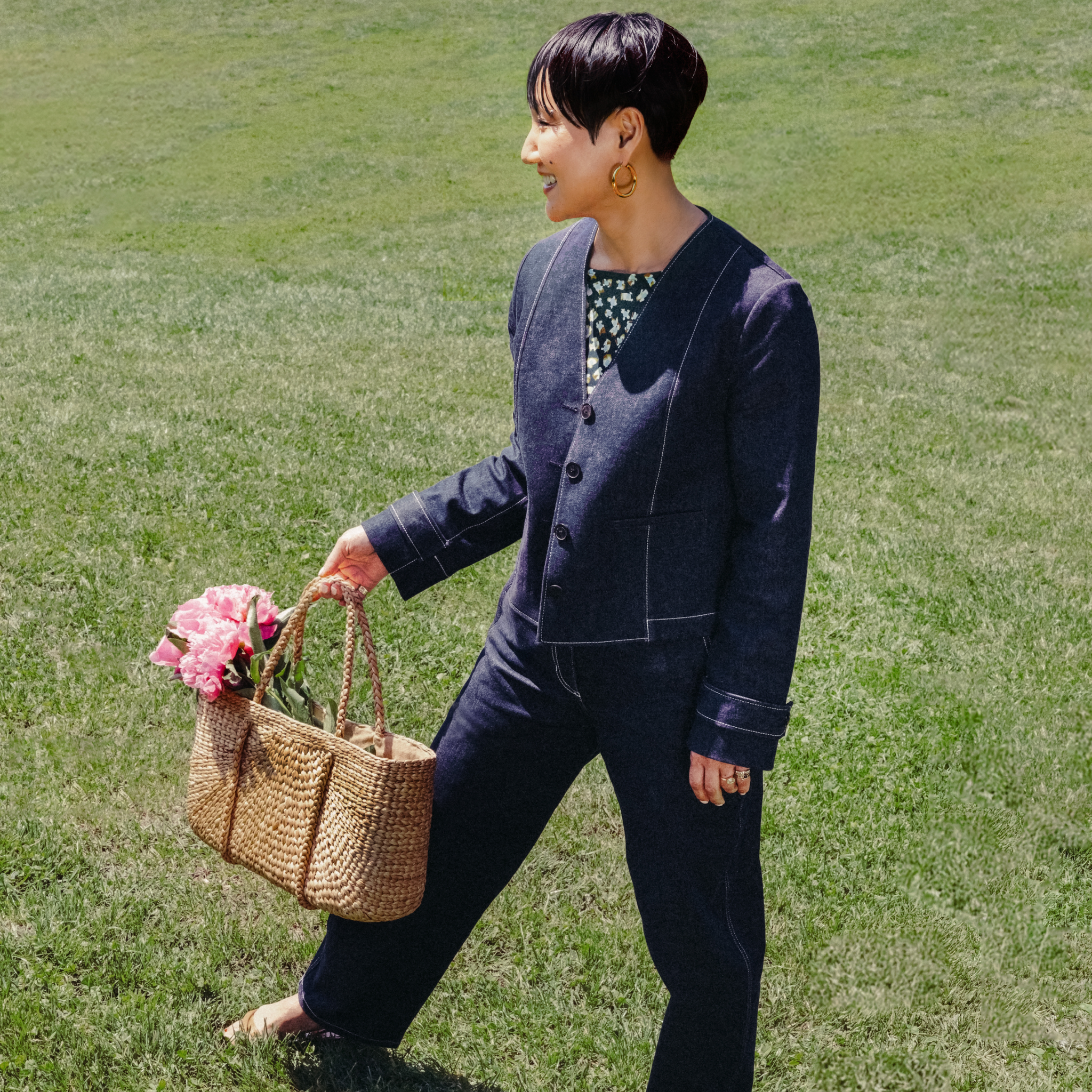 Woman Wearing Bari Barrel-Leg Jean - Stretch Denim :: Midnight Wash