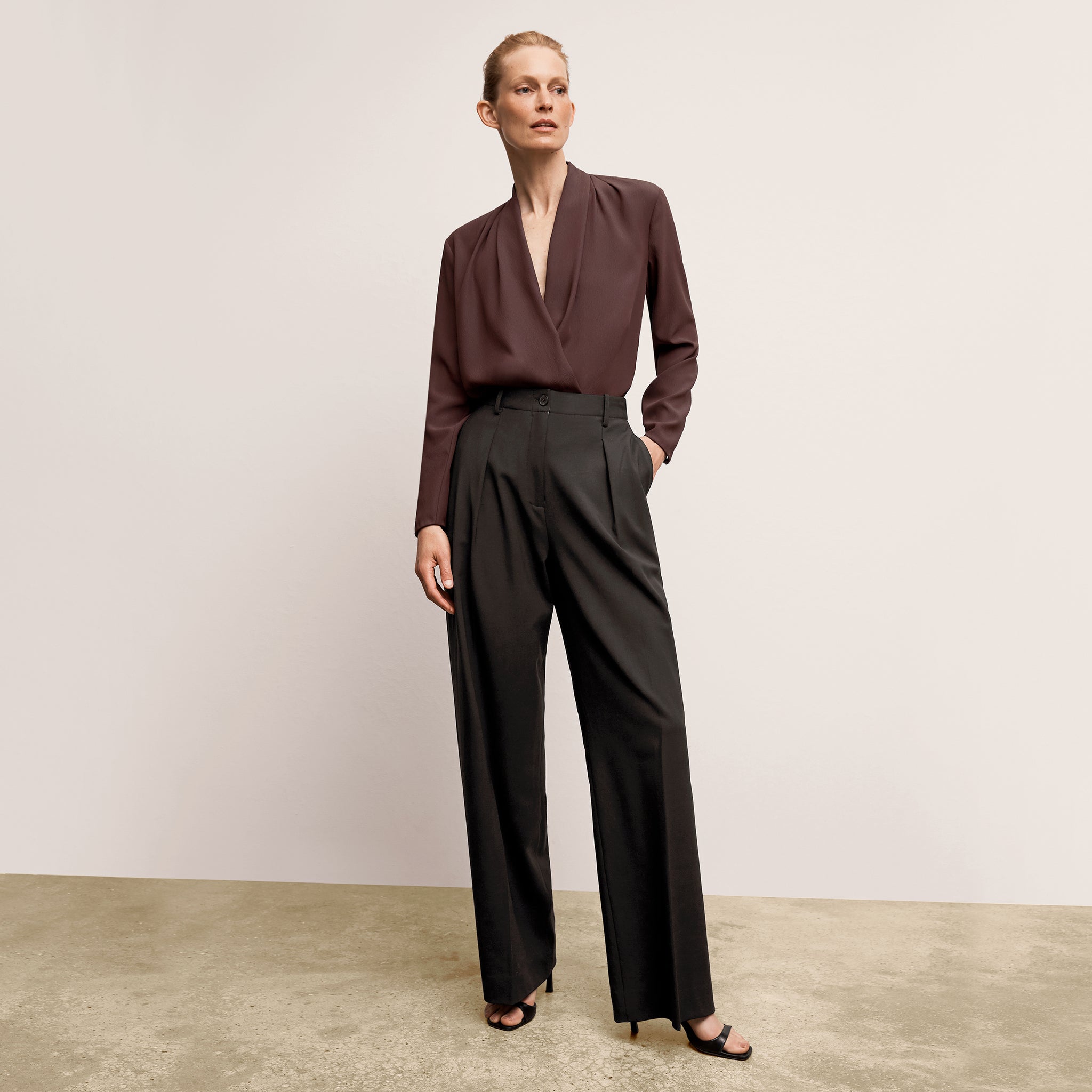 front image of a woman wearing the zuri pant in black 
