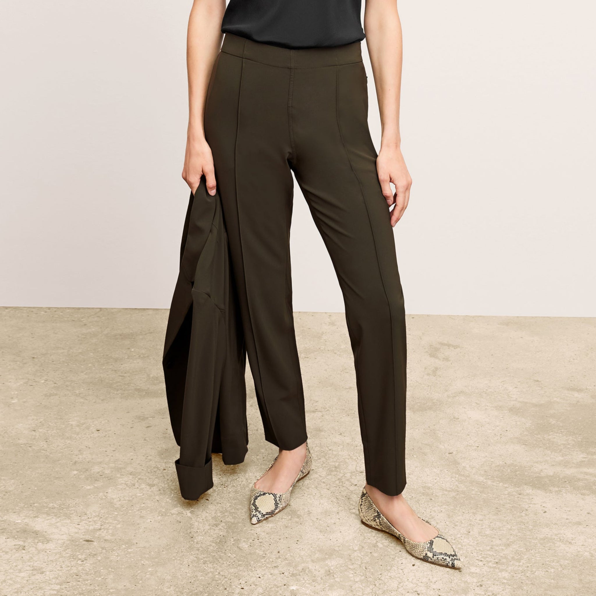 Woman wearing the Colby pant in olive 