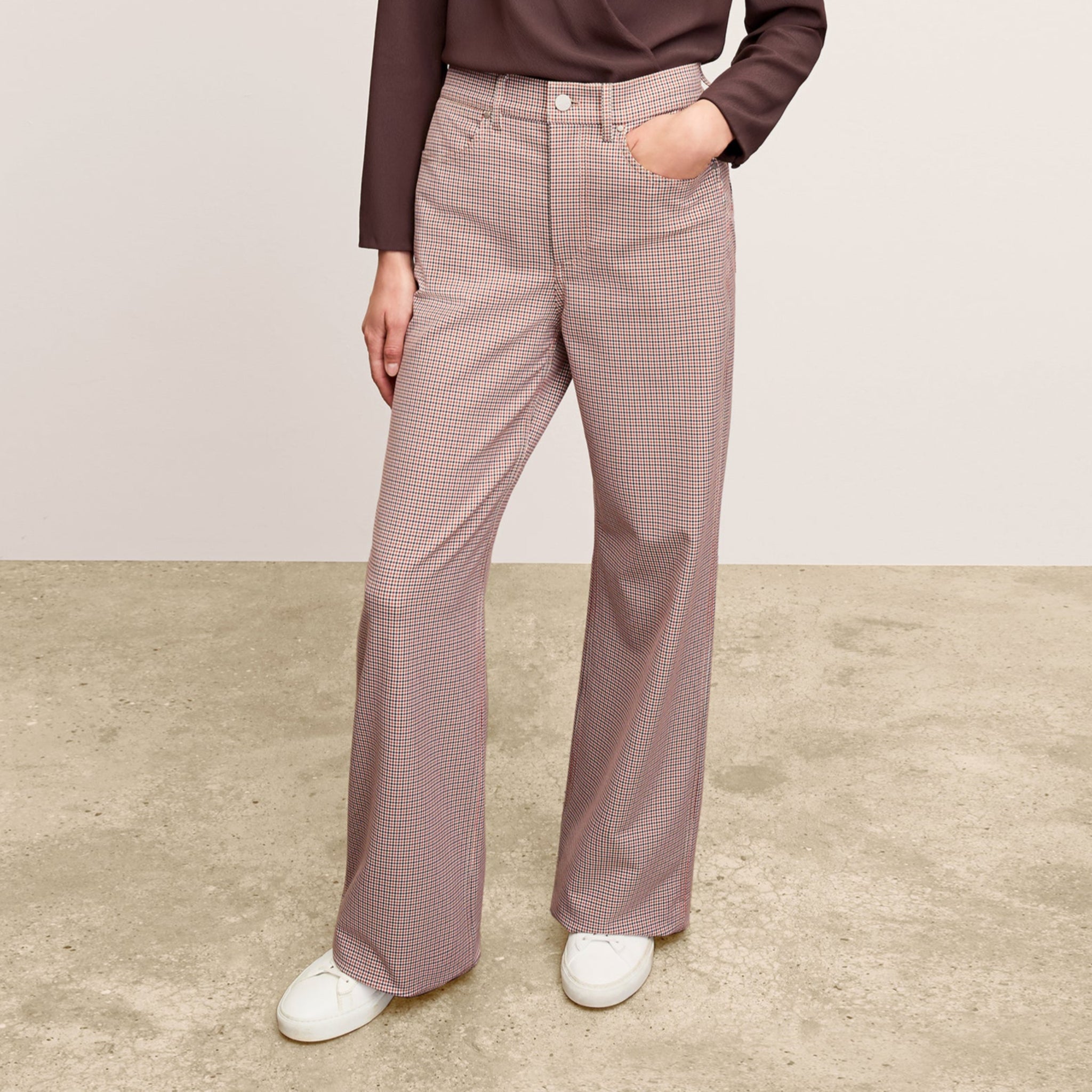 Front image of a woman wearing the Milo Jean - Stretch Twill in Mini Check 