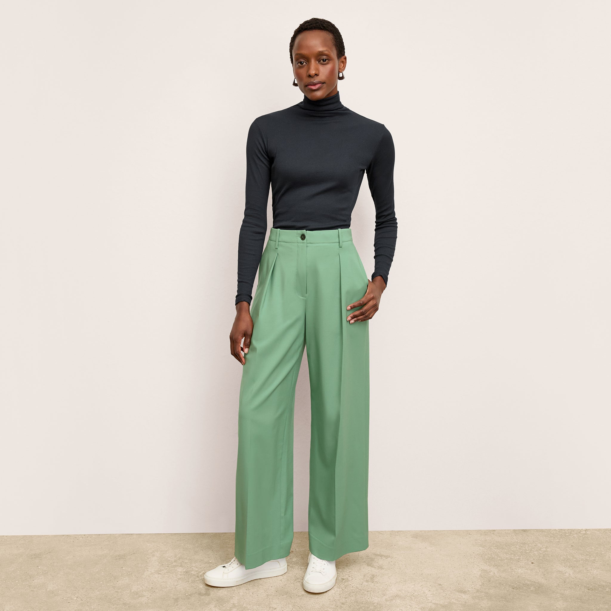 front image of a woman wearing the zuri pants in parisian green 