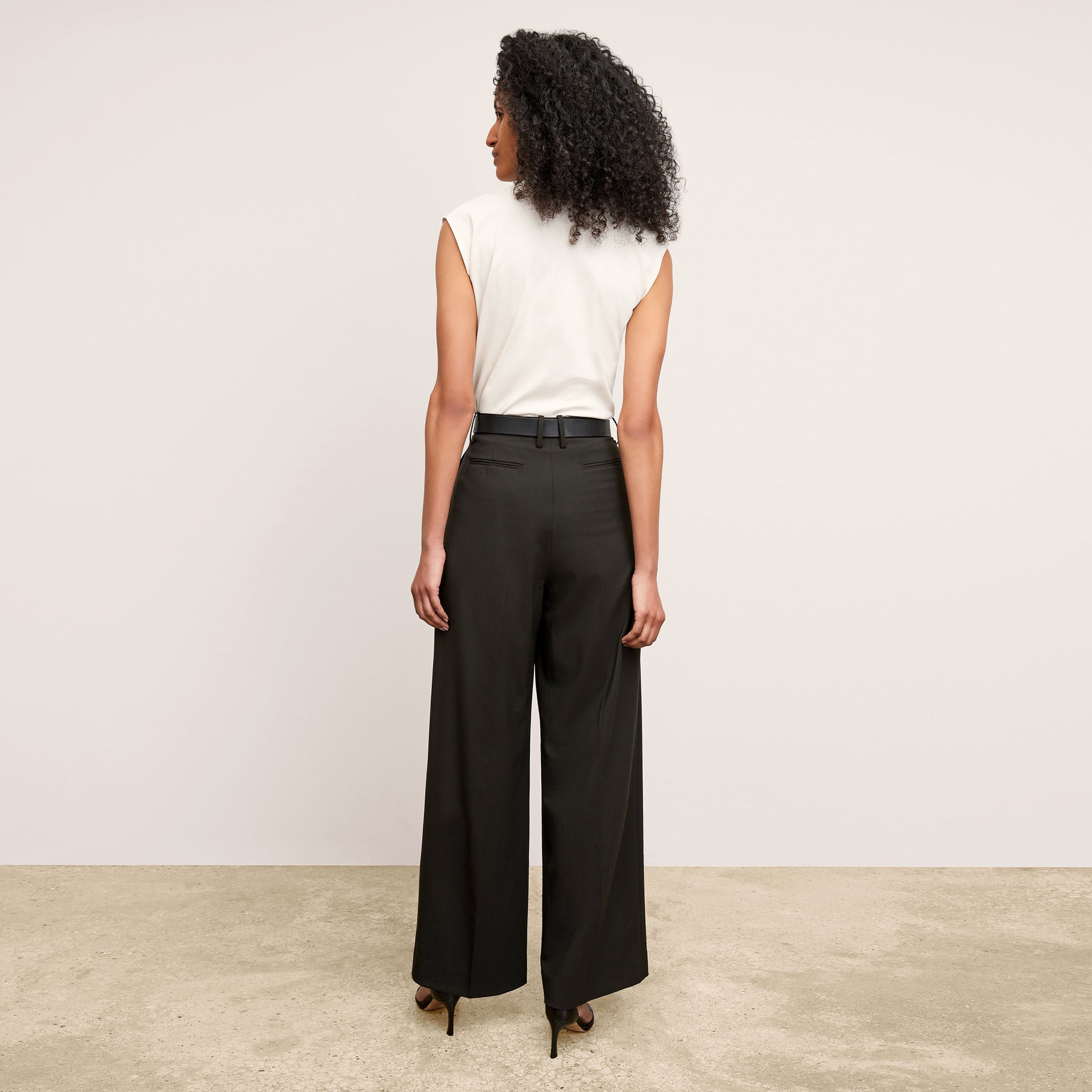 back image of a woman wearing the zuri pant in black