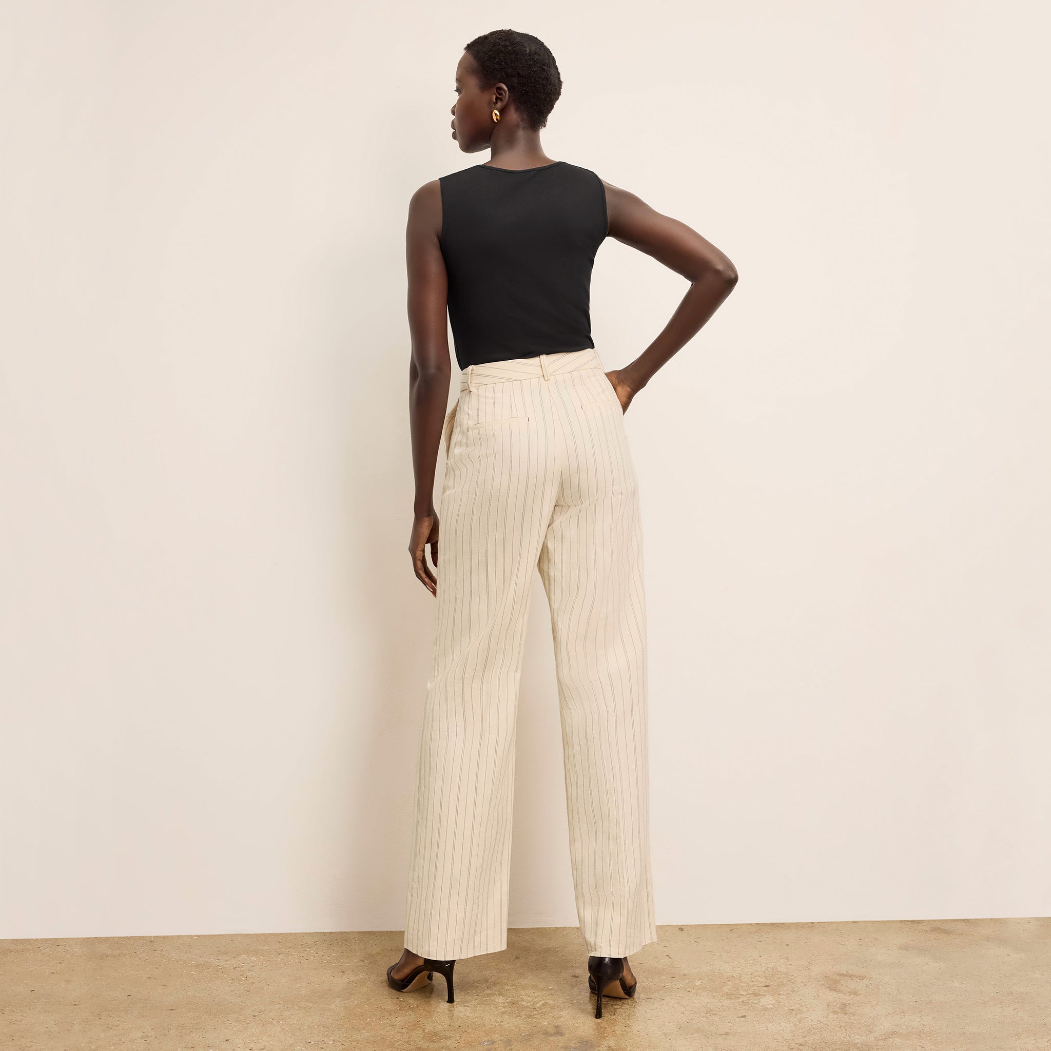 back image of a woman wearing the tinsley pant in linen stripe