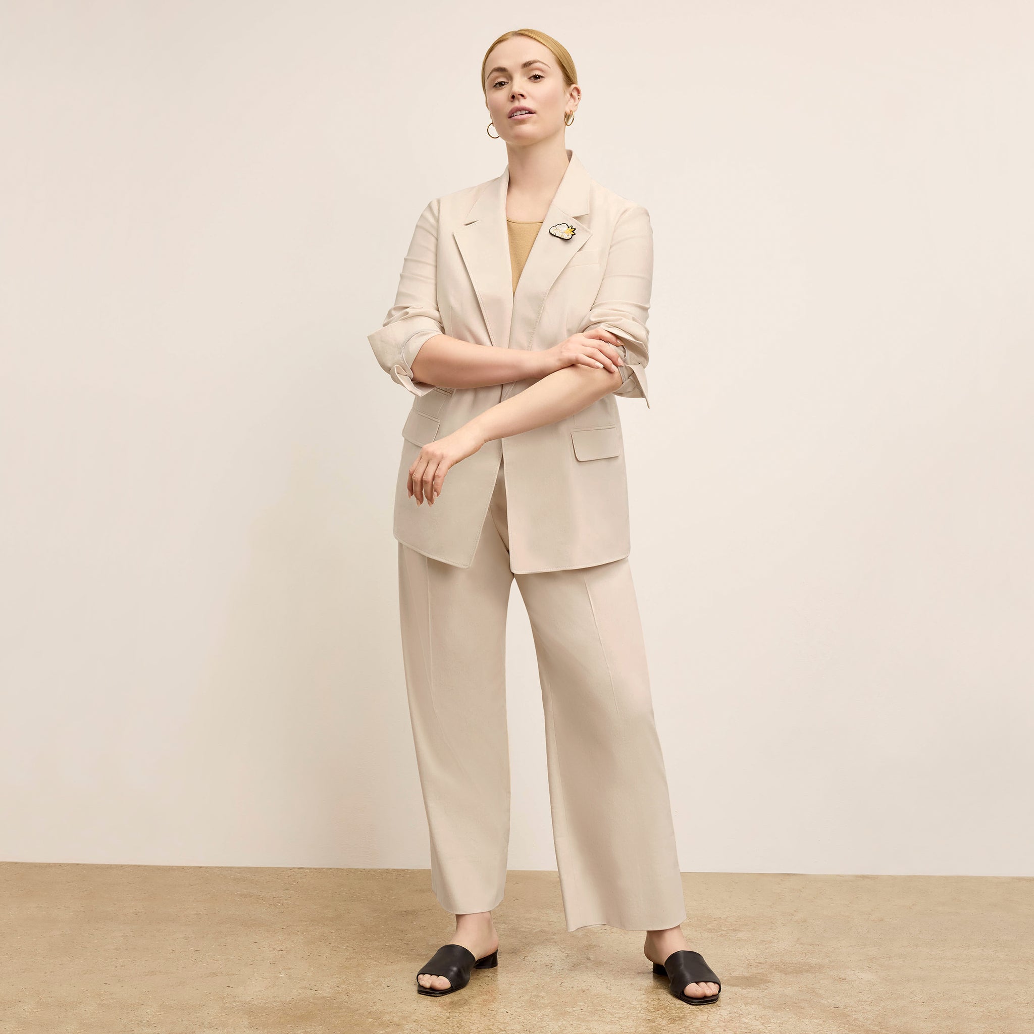 front image of a woman wearing the arlo pant in natural 