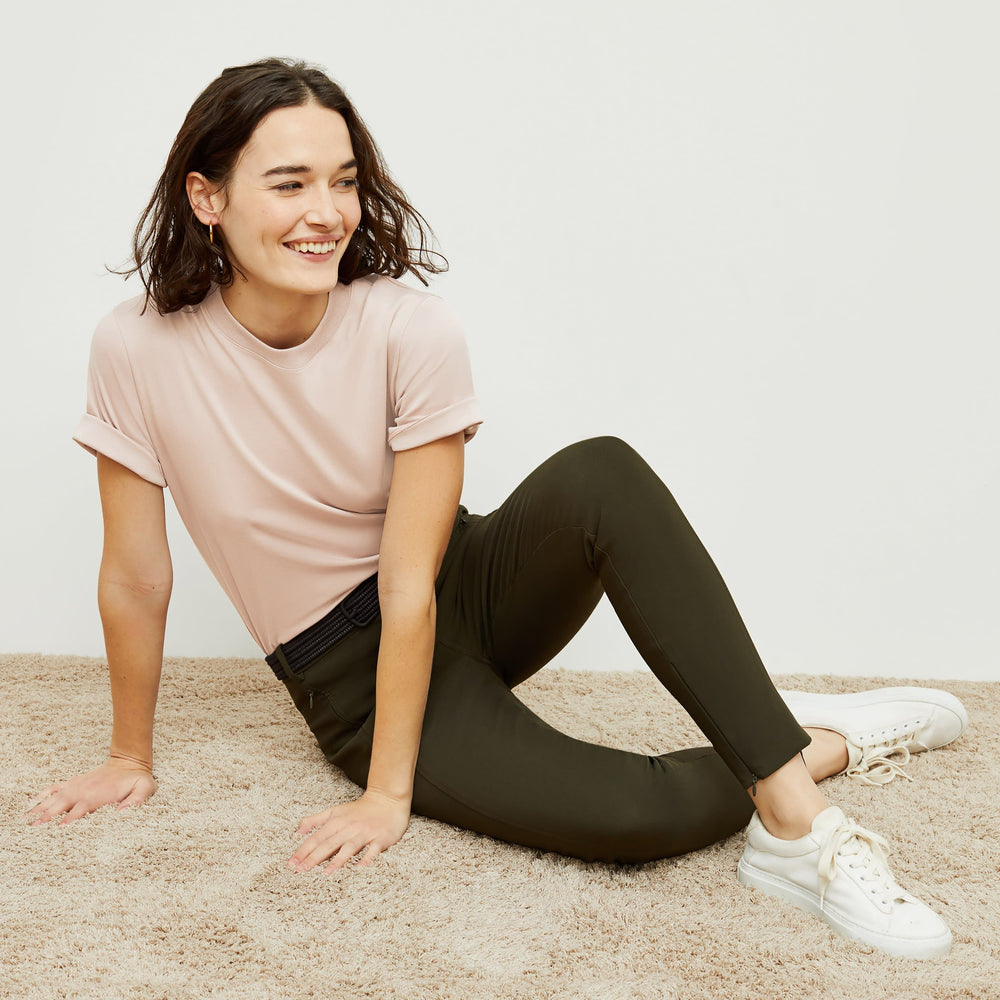 Front image of a woman standing wearing the Leslie T-Shirt—Compact Cotton in Dusty Pink